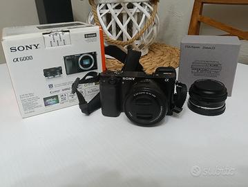 Sony Alpha 6000 mirrorless con due obiettivi 