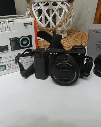 Sony Alpha 6000 mirrorless con due obiettivi 