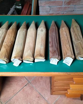 Paletti in legno nuovi per giardino in autoclave