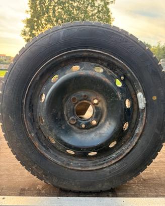 4gomme con cerchi ferro 165/65 R14 79T-aygo c1
