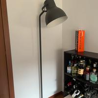 Lampada da terra moderna urban. Nuova.