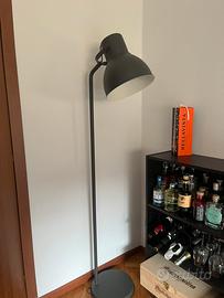 Lampada da terra moderna urban. Nuova.