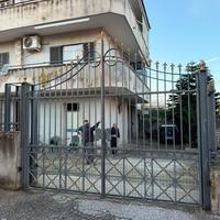 Cancello a doppia anta in ferro pieno