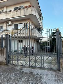 Cancello a doppia anta in ferro pieno