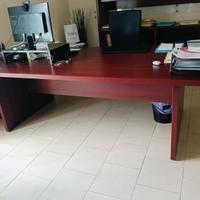 scrivania e mobile con ante