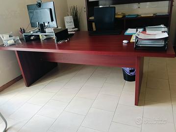 scrivania e mobile con ante