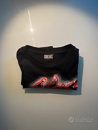 T-shirt Diesel nera con grafica logo spray