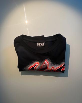 T-shirt Diesel nera con grafica logo spray
