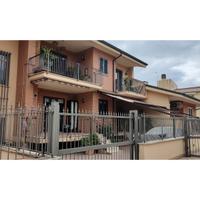 Quadrilocale su due livelli con corte esterna