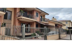 Quadrilocale su due livelli con corte esterna