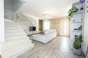 PRESTIGIOSA VILLETTA ANGOLARE DI RECENTISSIMA COST
