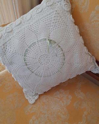 cuscino vintage ricamato a mano