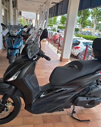 Piaggio Beverly 400 HPE 10.2024 DEEP BLACK