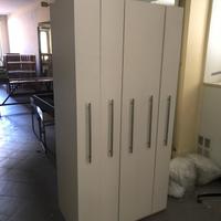 Espositore con interni in legno