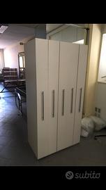 Espositore con interni in legno