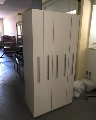 Espositore con interni in legno
