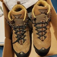 un paio di scarponi DOLOMITE da montagna