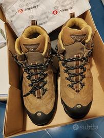 un paio di scarponi DOLOMITE da montagna