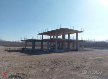 Villa indipendente con terreno di 9.000mq