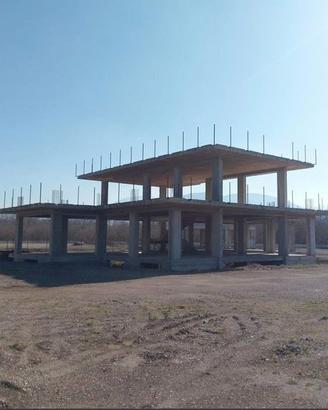 Villa indipendente con terreno di 9.000mq