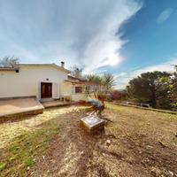 Villa singola, unico livello con 5000 mq di giardi