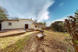 Villa singola, unico livello con 5000 mq di giardi