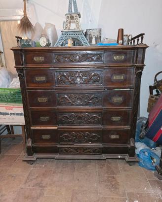 Comò antico in legno massello finemente intagliato