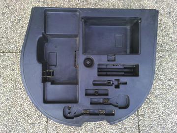 Lancia Ypsilon Contenitore Kit Emergenza Baule