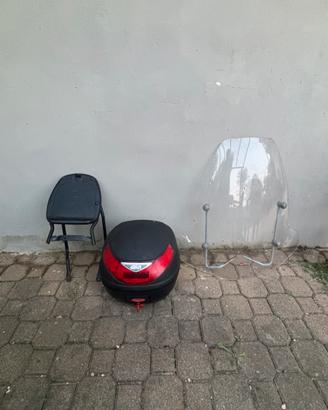 Bauletto Givi Micro 2 + Parabrezza scooter