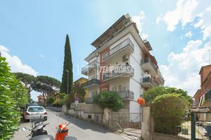 TRILOCALE CON TRE BALCONI E CANTINA, CASSIA-TOMBA