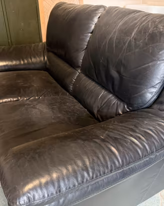 Divano in vera pelle, nera. Vintage e comodissimo