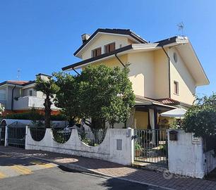 Villa di 199 m² con più di 5 locali e box auto dop
