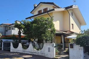 Villa di 199 m² con più di 5 locali e box auto dop