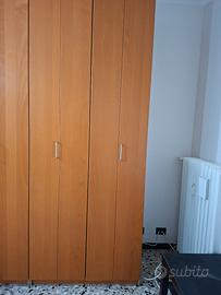 Armadi in legno colore ciliegio.