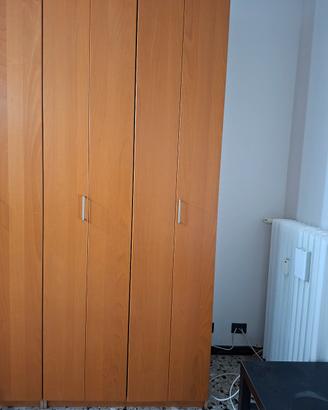 Armadi in legno colore ciliegio.