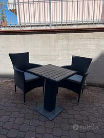 Set tavolino e sedie da giardino