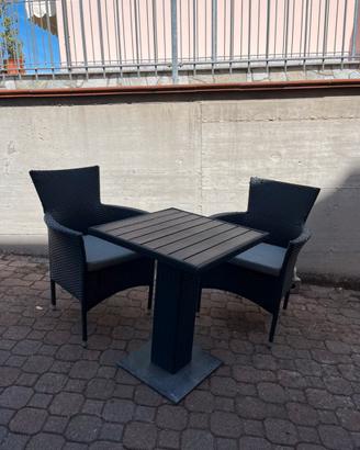 Set tavolino e sedie da giardino