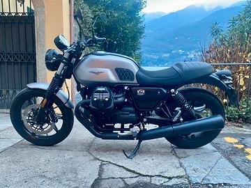 Moto Guzzi V7 stone