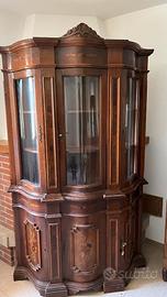 Credenza in legno con vetrina