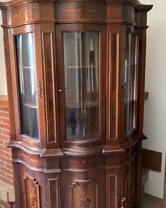 Credenza in legno con vetrina