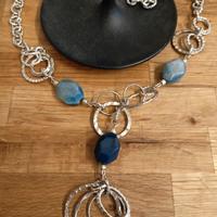 Collana con pietre di acquamarina blu e azzurre