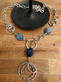 Collana con pietre di acquamarina blu e azzurre