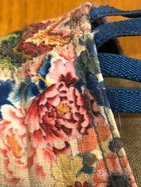 Sandalo in tessuto e pelle, tema floreale con zepp