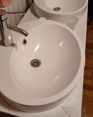 lavabo e rubinetto 