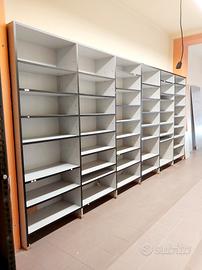 Arredamento negozio scaffali e banconi 