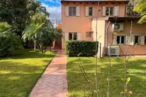 Prestigiosa villa angolare con piscina privata