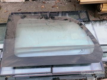 kia carnival vetro post lato guida