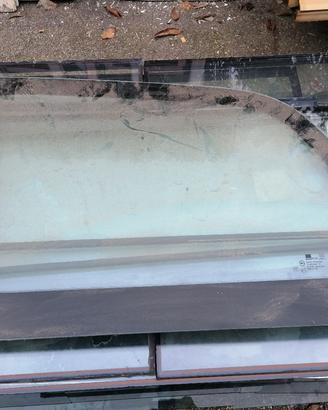 kia carnival vetro post lato guida