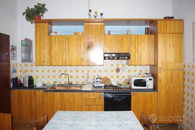 Cucina attrezzata in legno lamellare