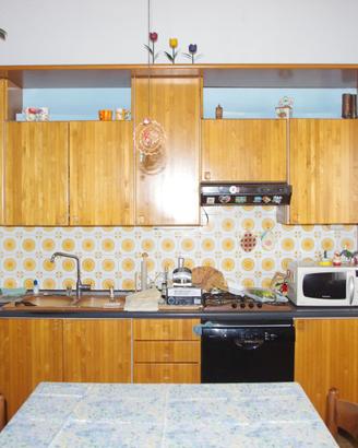 Cucina attrezzata in legno lamellare